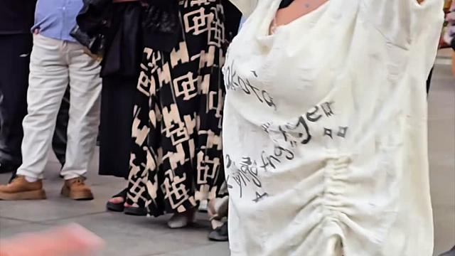 新疆美女古丽来大巴扎跳舞，古丽好不好看？舞跳的好不好？你想来新疆看吗？美食美景等着你！大美新疆欢迎你！