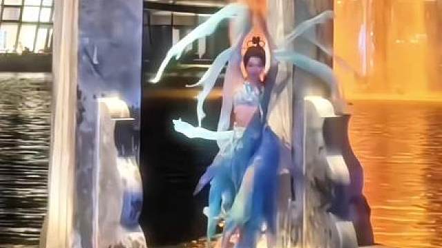 人生南北多歧路，君向潇湘我向秦.