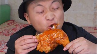 55買(mǎi)了10斤手槍雞腿，今天炸雞配火雞面，爽到飛起