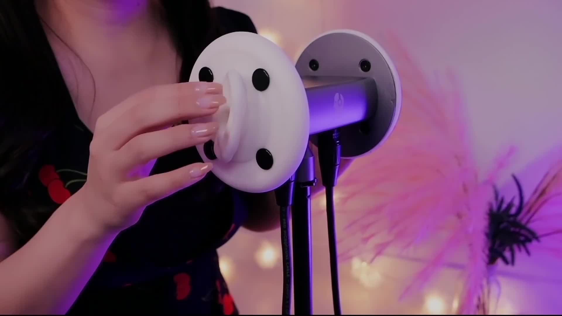 敲击和抓挠耳朵,戴上耳机，睡个好觉