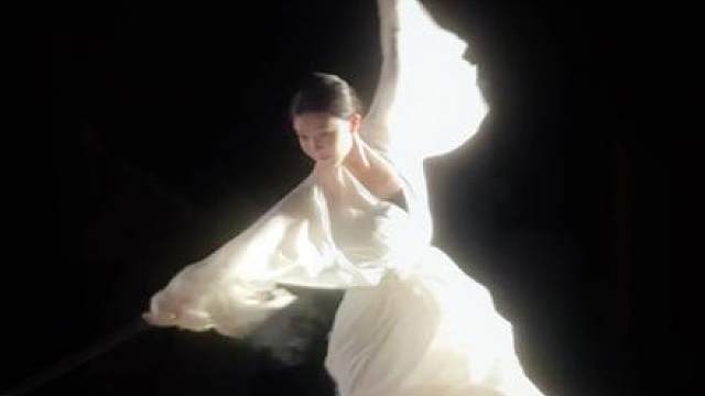 “东风不问谁家院 桃李岂择哪只春？”