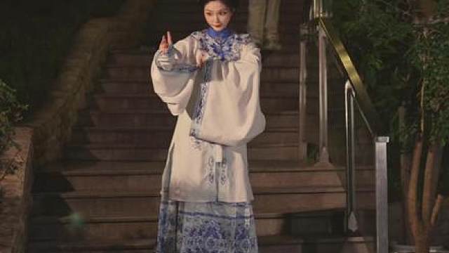 ”你憔悴 我替你明媚“