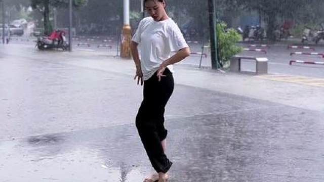 古典舞 这是一场雨中舞景
