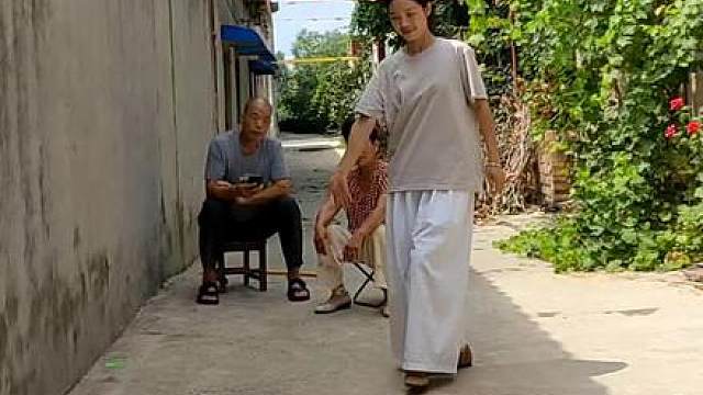 让公婆配合跳一支梅花赋，一个为你放着音乐，一个为你打着节拍，小时候没有机会学舞蹈，结了婚一家人支持，我想这就是爱的力量吧…