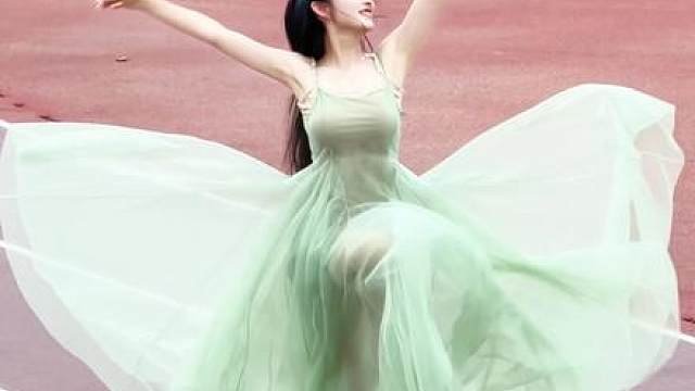 学姐又来操场练舞啦