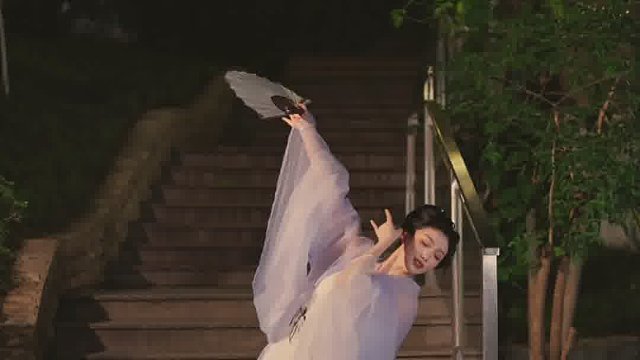 “眉间愁，指尖揉”