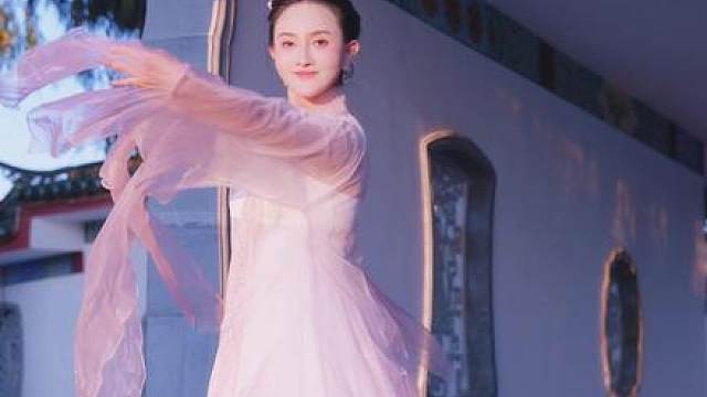 粉纱飞扬在暮色中，每一步坚持，都让热爱在光里绽放