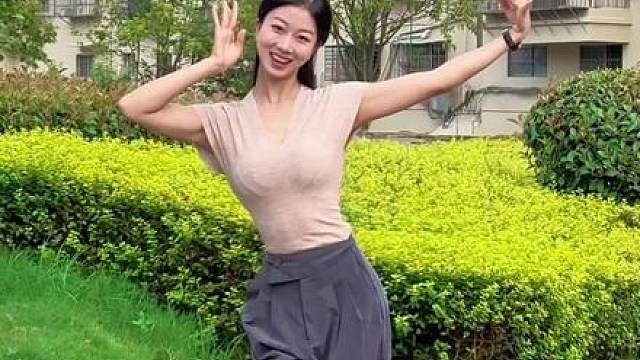 有位姑娘，映入眼框，娇小玲珑的模样