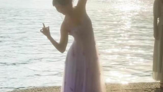 你问西湖水，偷走她的几分美