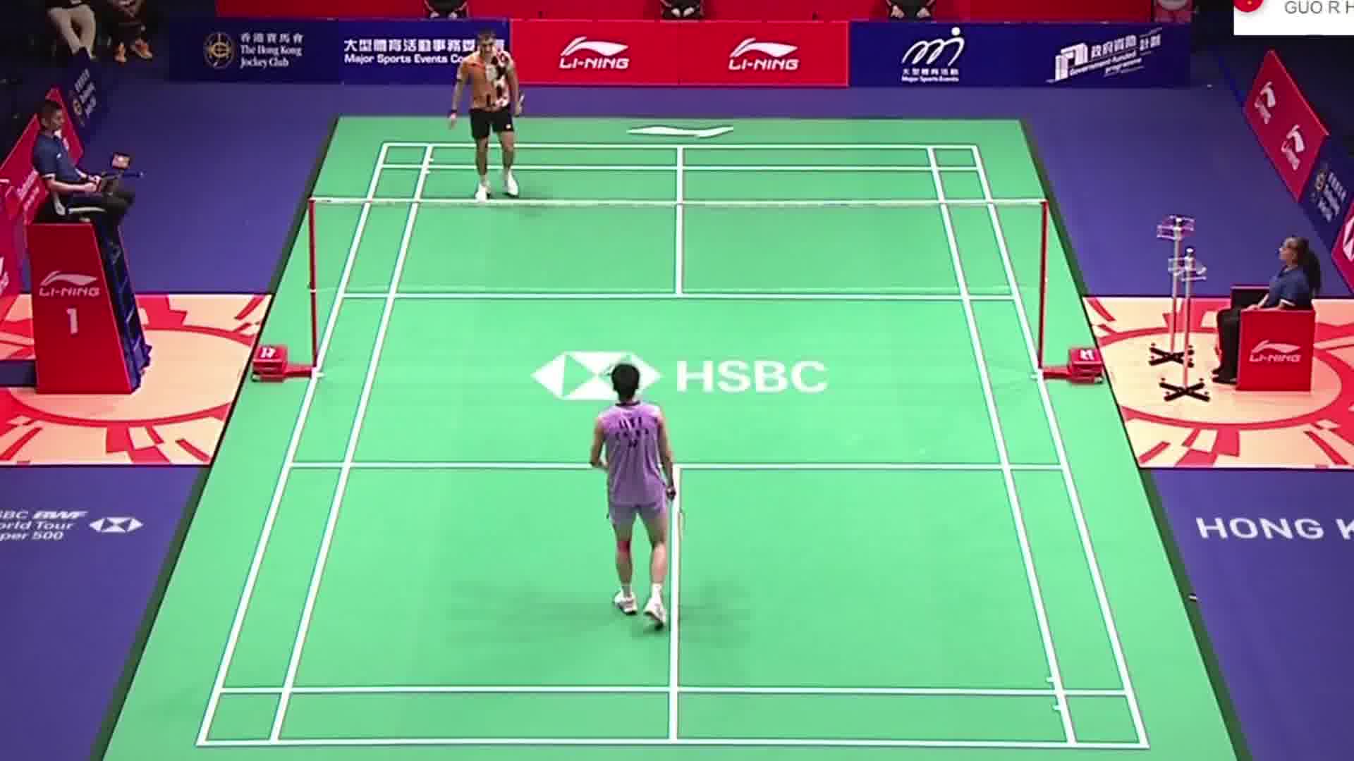 2025中国香港羽毛球公开赛，李诗沣开局保持领先优势，以21-19惊险获胜