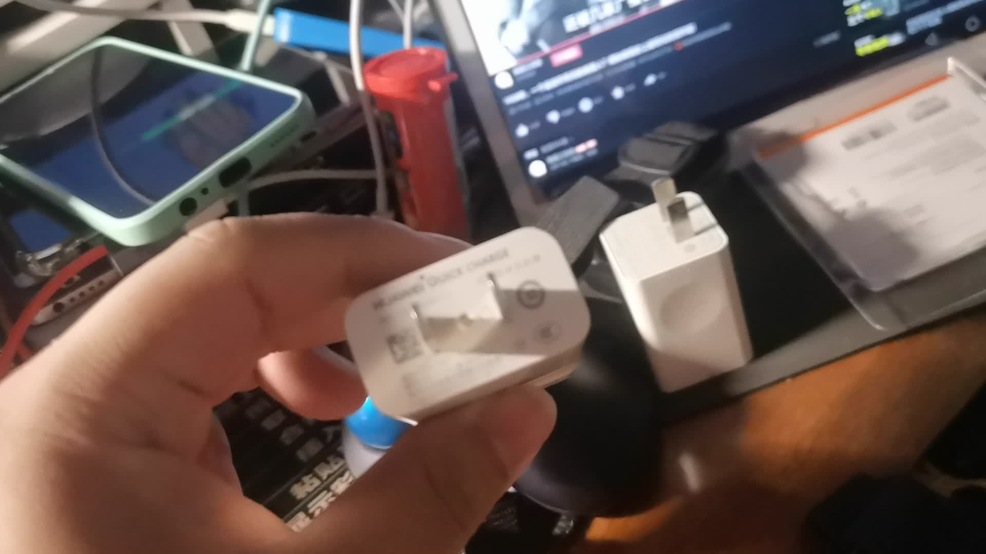 14包邮的两个华为FCP 9V2A充电器开箱