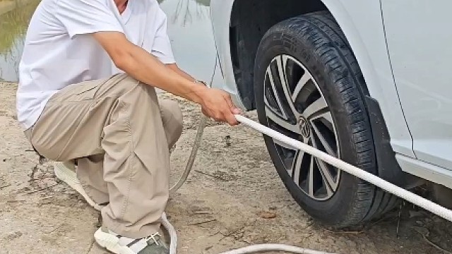 车轮胎掉下沟，怎么正确脱困不刮蹭？老司机利用一根绳子轻松教会你