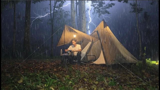独自露营暴雨和雷暴 - 放松的雨中露营