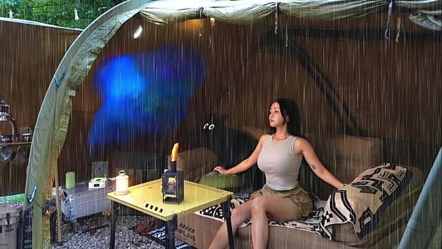 在7米隧道帐篷里体验大雨中的露营！☔️ 雨声潺潺，感受雨中露营的乐趣 。