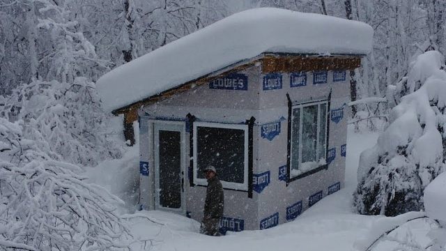 暴风雪中，独自在荒野木屋生存，零下十几度的夜晚，有烤炉取暖，睡觉很暖和