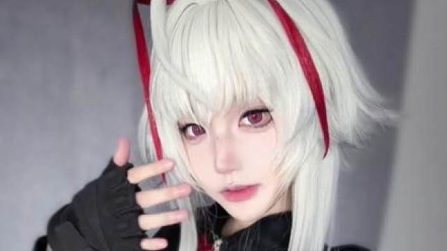 当麦晓雯脱下外套