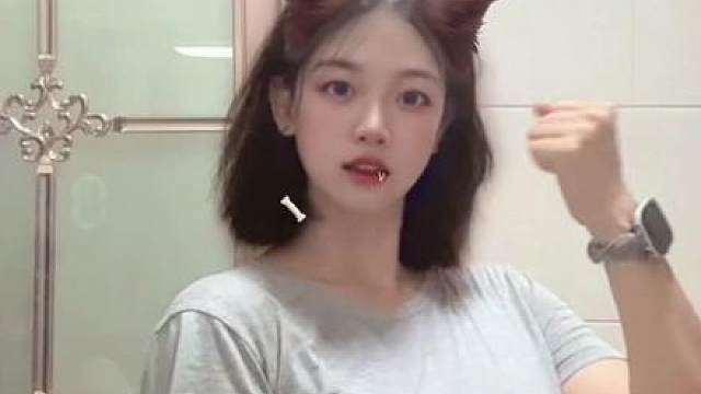 虽然动作没到位，但是笑容拉满了