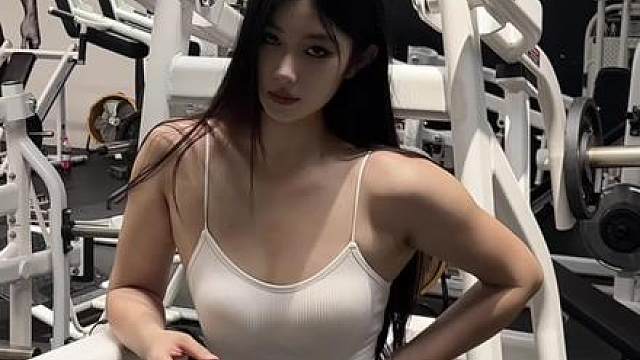 肌肉小小的 眼神吊吊的