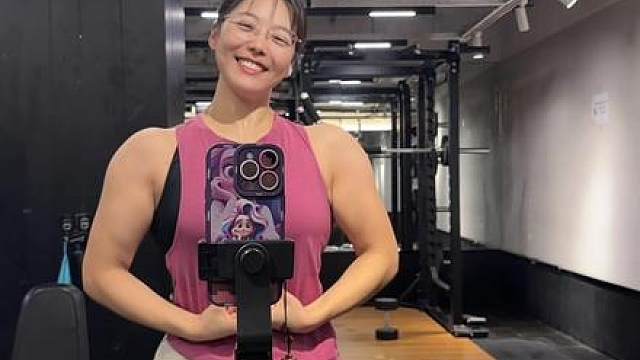 哈哈，蒙姐创作的时候自信放光芒 作品都是这么拍的