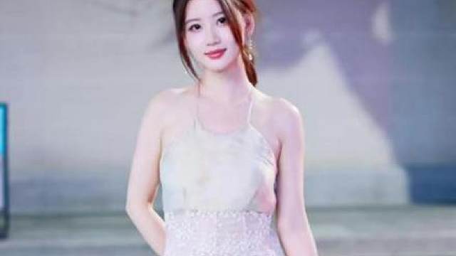 上海街拍/小熊 来自武汉 单身，古风美人 像画中走出来的 声音也太温柔了