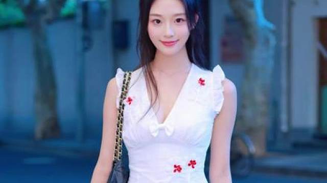 上海街拍/胡婧囡 上戏大四刚毕业 北京姑娘 单身 净高168 囡囡 白羊座 很浪漫的星座 喜欢开朗 热爱生活的男生