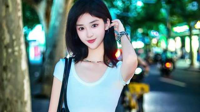 上海街拍小张笑起来特别美的女孩