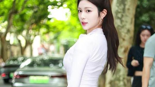 上海街拍小姨美丽可爱的女孩