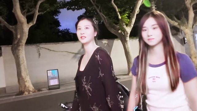 上海街拍/赵女士和女儿胡同学 很有气质 妈妈单身 女儿很优秀