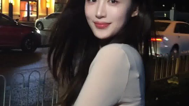 阴天 在不开灯的房间