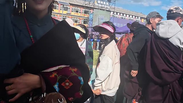 色达姑娘色达县街拍