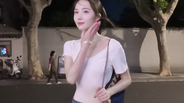 上海街拍/徐东艺Lila 上戏大四 净高170 单身 脖子是 因为落枕了