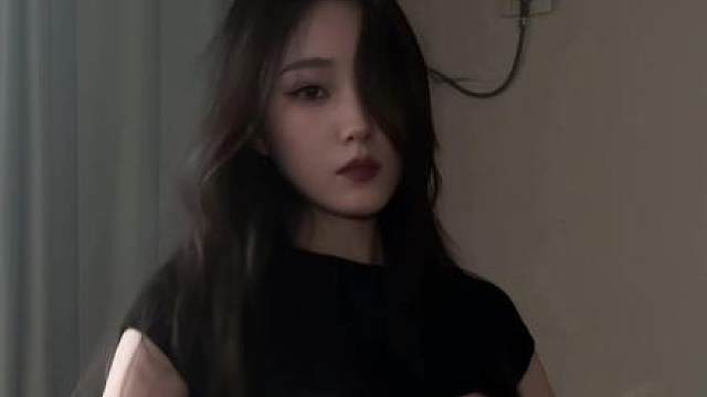 放满香菜和小米辣的油碟