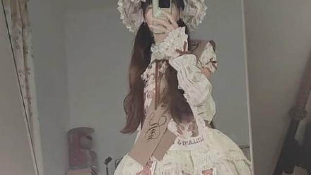 小宝你看我的旧裙子好看吗，前括号:没有新裙子穿了:后括号