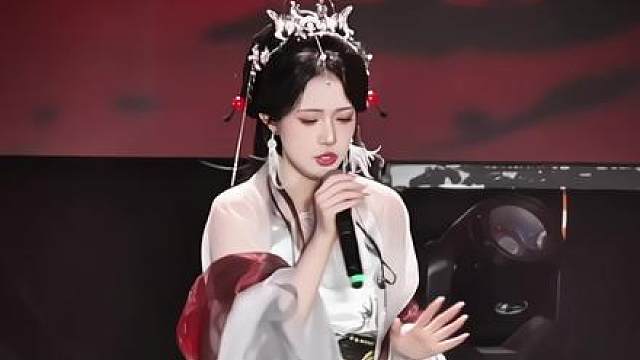 “枯藤难宿昏鸦 轻雪藏不住风华..”