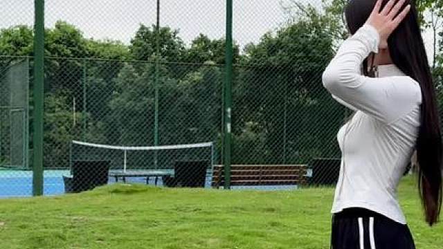 汉服从不是封建古板的代名词！ 当汉元素融入现代生活，既可展现时尚酷飒的风格，亦能呈现大气绝美的姿态，这是独属于东方的韵味与美感。