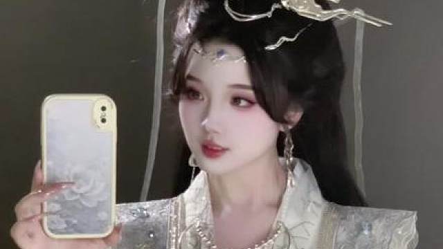 李慕婉剧场版汉服搭配，好像更加清冷