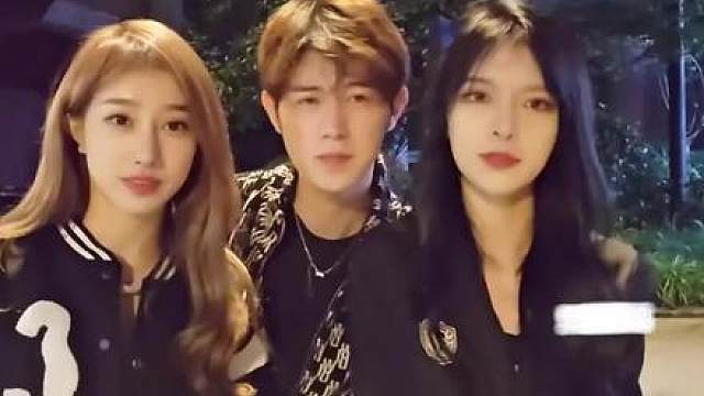 一秒同时亲两位美女，童锦程你这是要去破吉尼斯世界纪录吗？