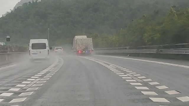 老司机来说说，这种标线能不能变道？走高速要注意