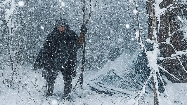 天寒地冻，小伙独自一人荒野艰难生存