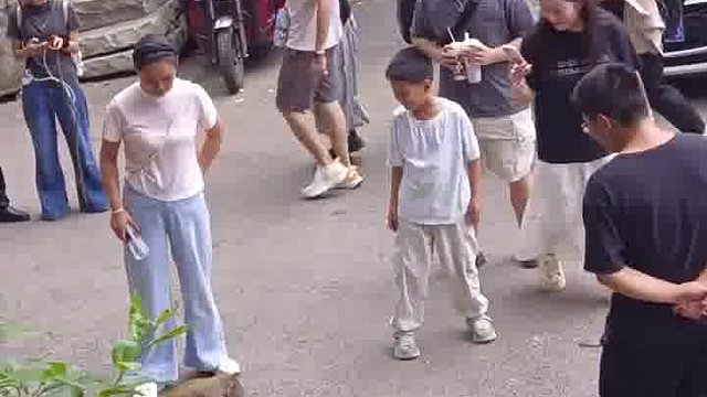 黔灵山猕猴目标明确，朝着吃的喝的直线前进。观猴不要带食品饮料哦。