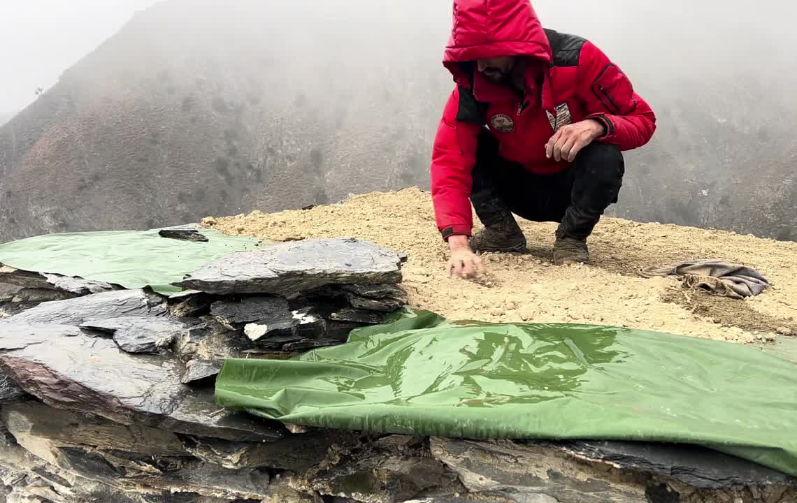 一间荒废已久的石屋，竟被男人打造成温暖舒适的小屋