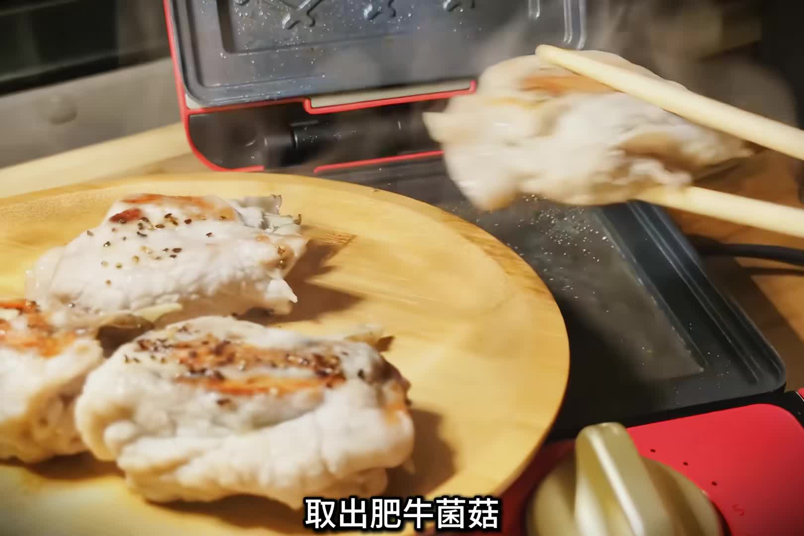 开着房车进入雪地森林，搭建房车露营地，度过寒冷冬季