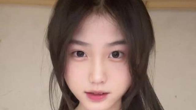 头发像被屁崩了一样的蓬松…