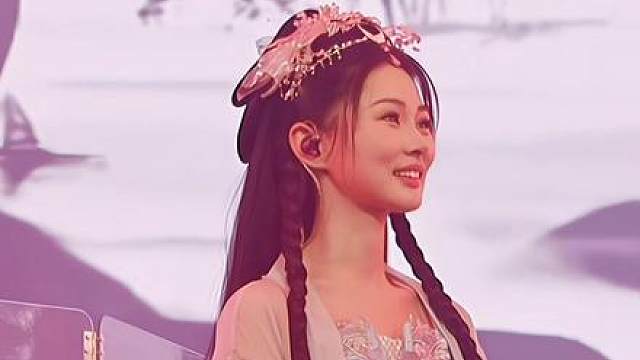 一瞥便是惊鸿，芳华乱了浮生。