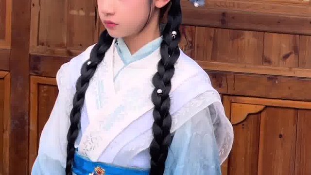 手持一柄长剑，自由洒脱