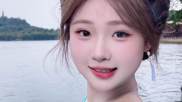 “青山不改 绿水长流”