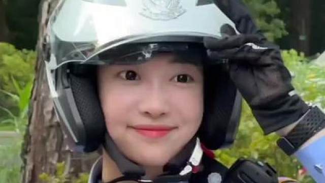 杭州女骑警小蔚蔚穿上制服英姿飒爽，换上汉服风华绝代，小蔚情归何处