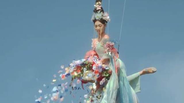 晴天会迟到，但美好从不缺席天女随手撒出漫天彩虹 是水珠？是花瓣？还是人间藏不住的浪漫