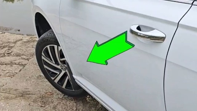 车轮胎掉下沟，新手怎么正确脱困？