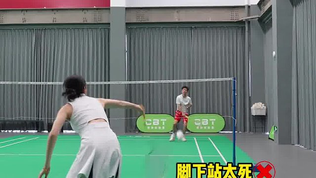 来看正确防守和错误防守的慢动作对比展示！